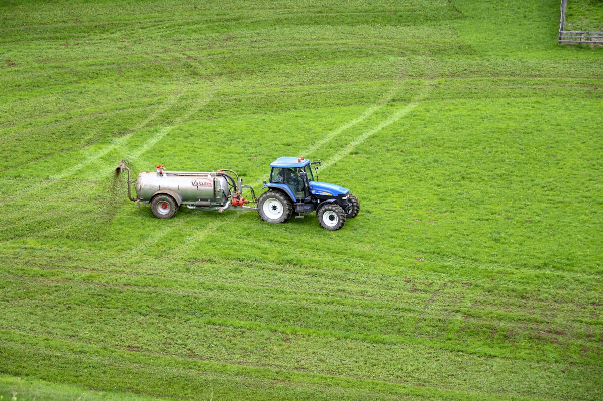 Pulverizador em operação com calda condicionada por adjuvante agrícola